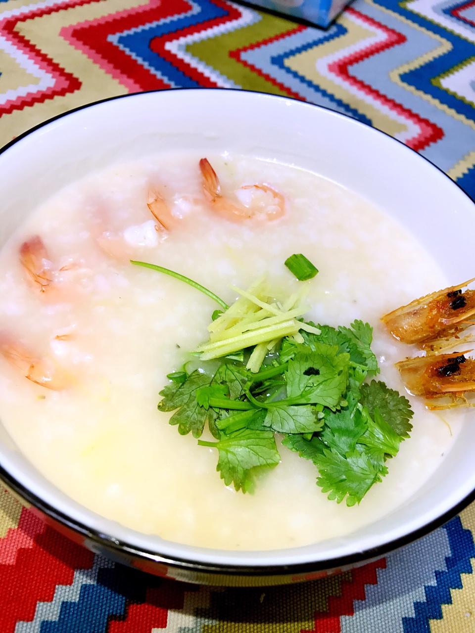 裸足的女人做的秘制鲜虾粥