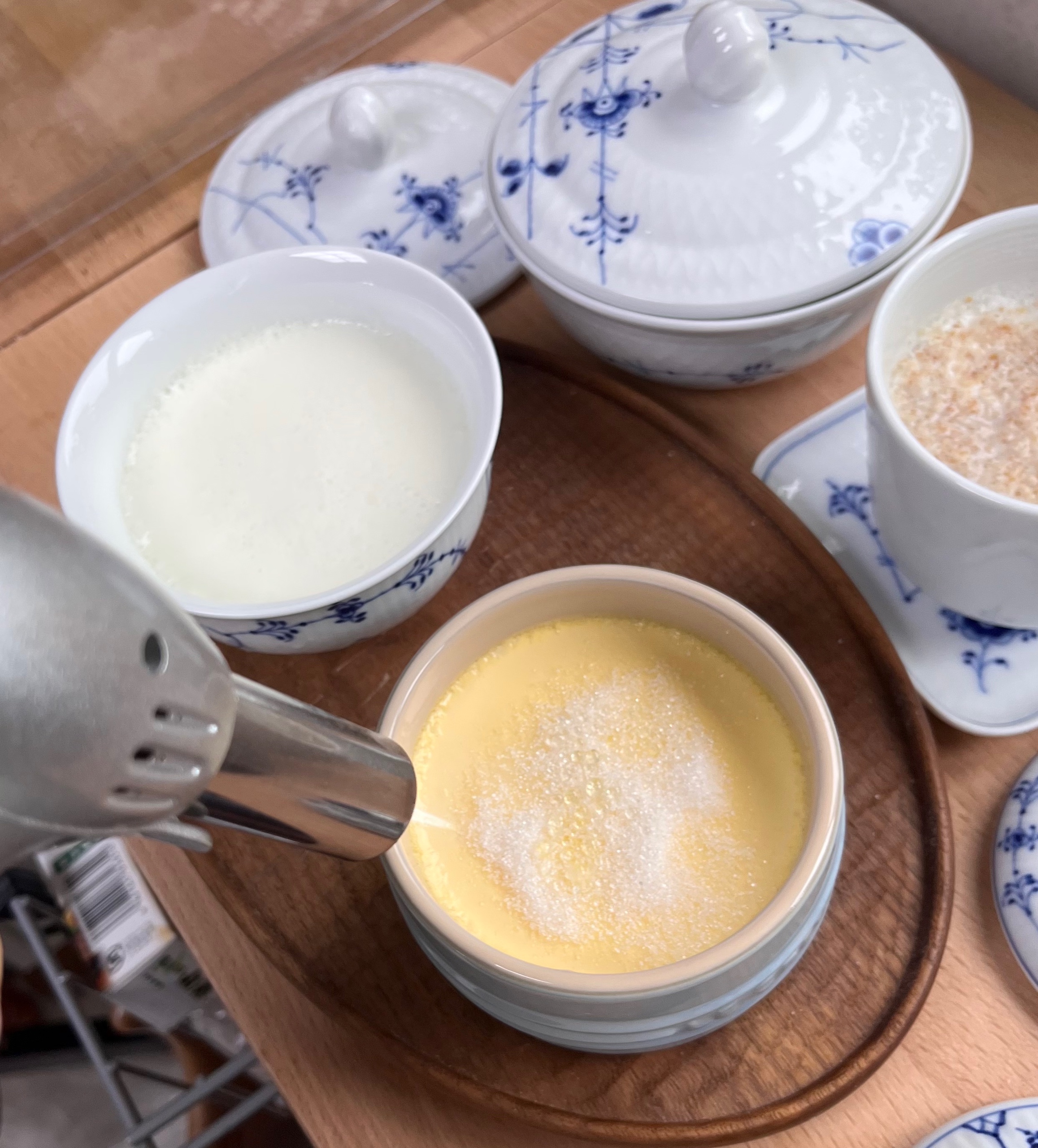 “一蛋两吃 、一举两得 ”可同时制作的甜品：中式双皮奶与西式布丁的做法 步骤9