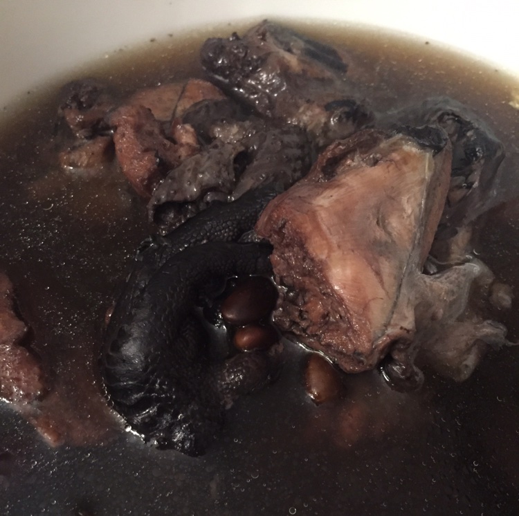 黑豆黑木耳煲乌鸡