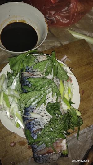 芹菜叶子蒸鱼的做法 步骤3