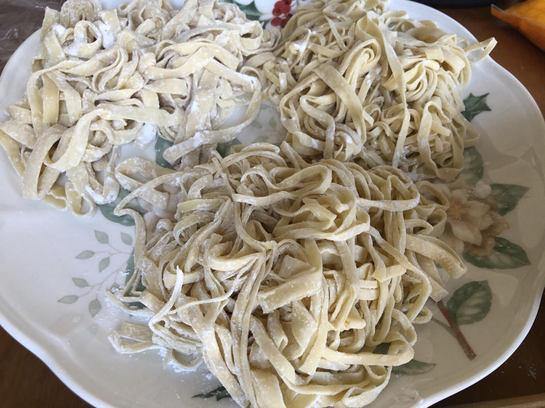 【爽滑筋道的自制面条】（鸡蛋面、菠菜面和胡萝卜面）-面面俱到，家的味道