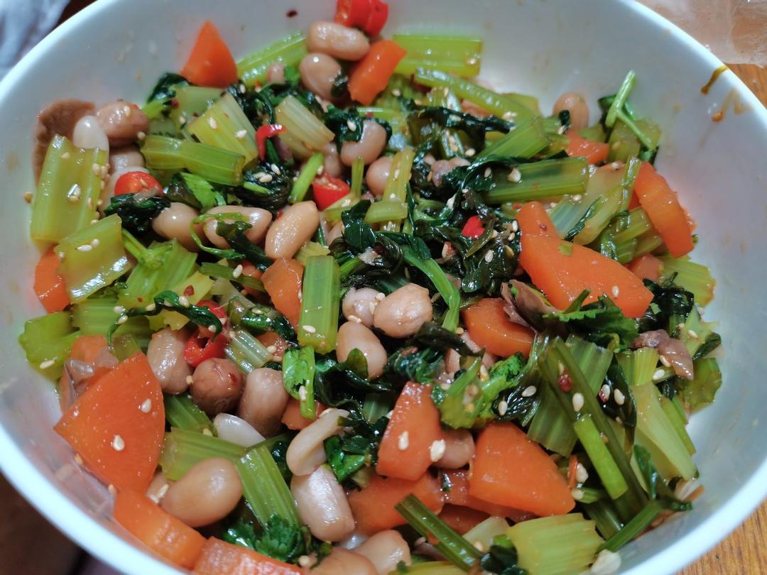凉拌芹菜花生米胡萝卜