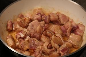 土豆红烧肉炖白菜的做法 步骤3