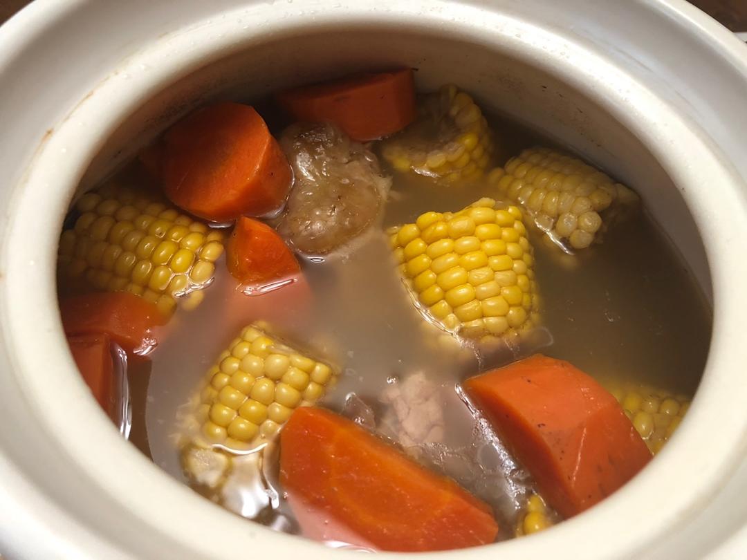 胡萝卜玉米排骨汤