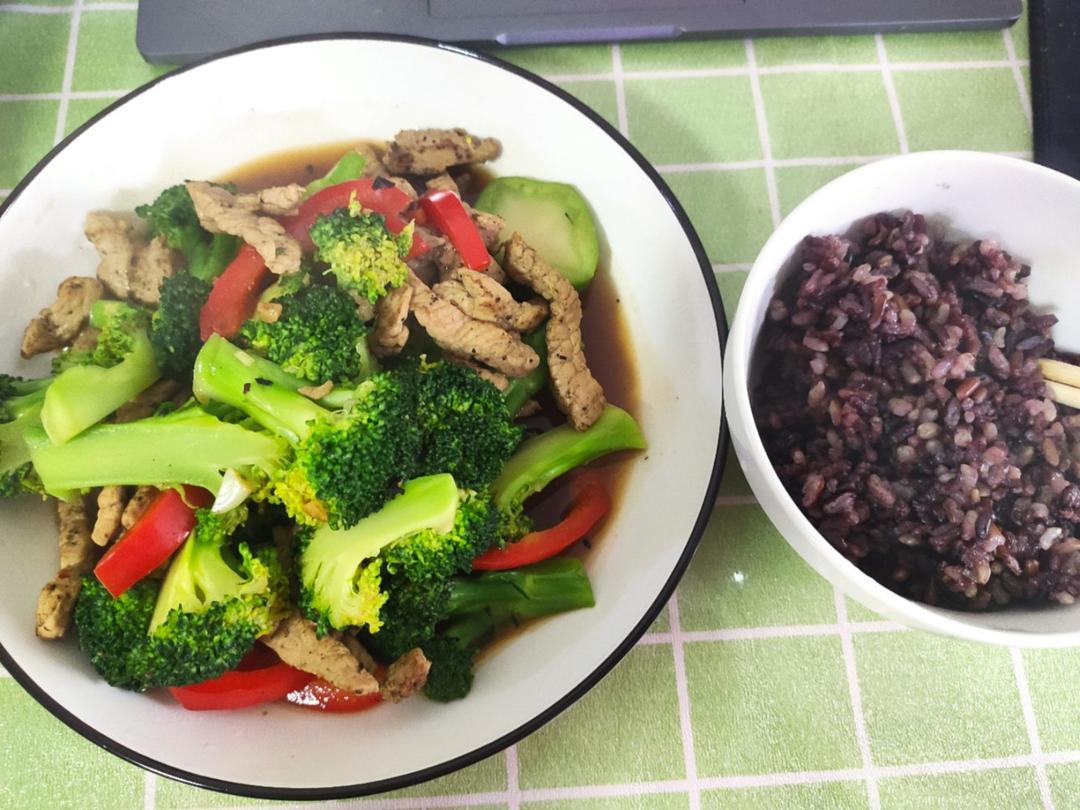 牛肉炒西兰花（可做健身餐）