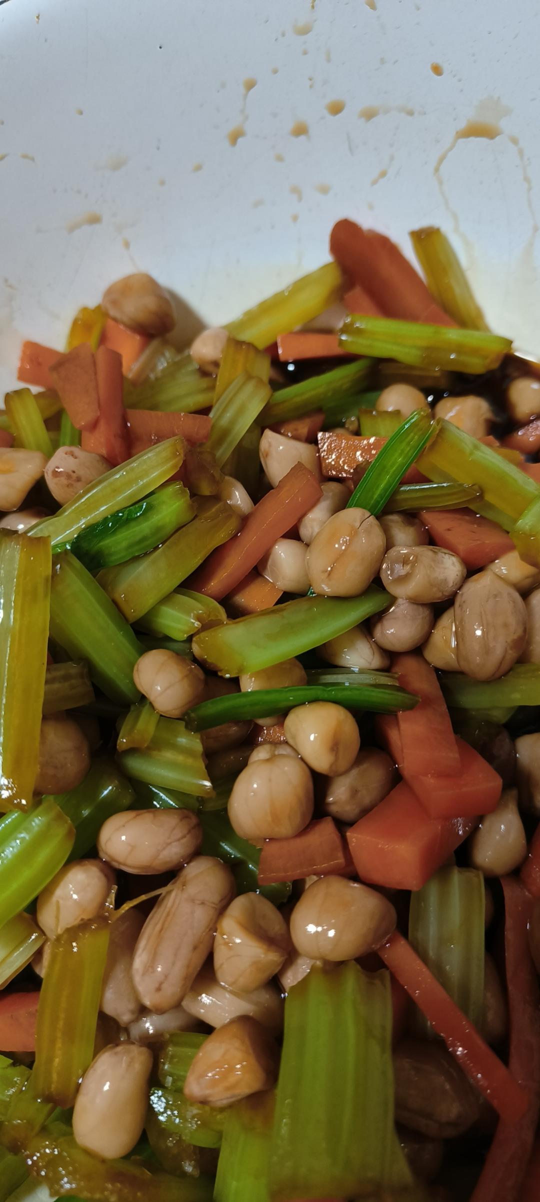 凉拌芹菜花生米胡萝卜