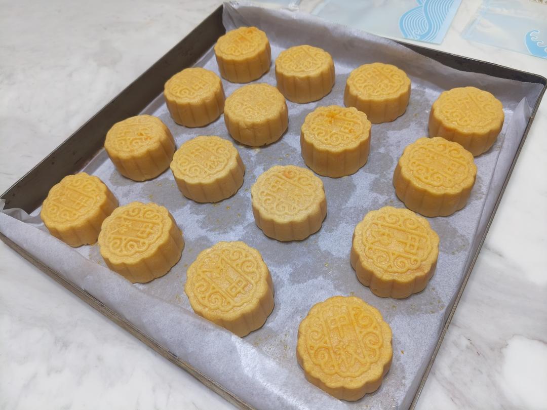 💃奶黄流心月饼——这是可以让你坐稳朋友圈厨霸位置的月饼🥮，没人点赞算我输👎