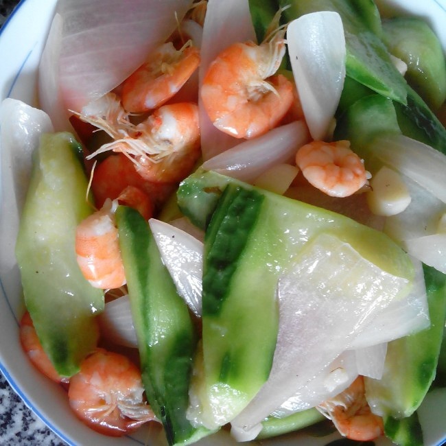 鲜虾炒丝瓜洋葱的做法