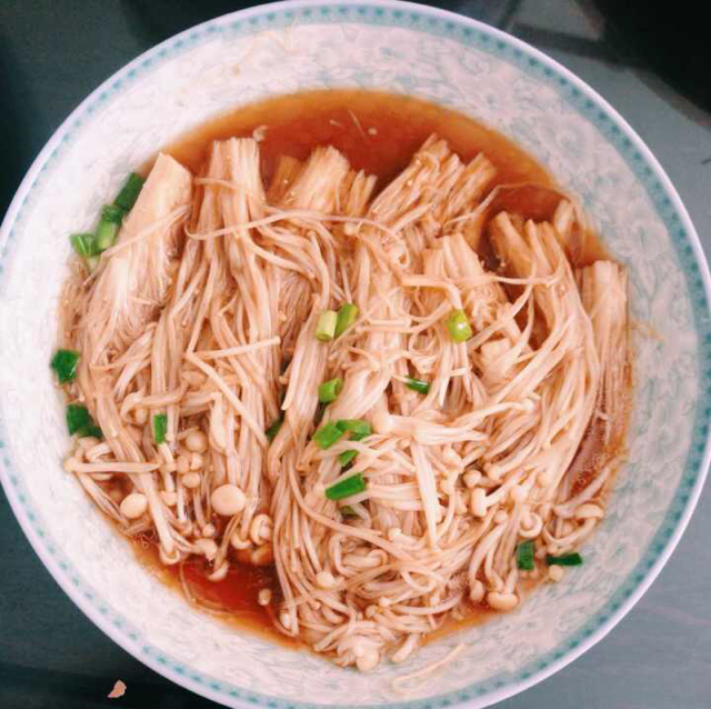 葱油金针菇——10分钟快手菜，你绝对不能错过的美味~