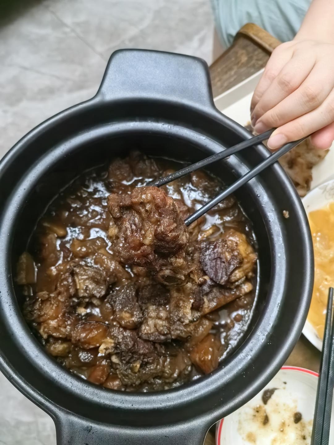 【红茶板栗炖牛排骨】冬天最爱的一锅炖！鲜香微辣，好吃到汁都不剩！