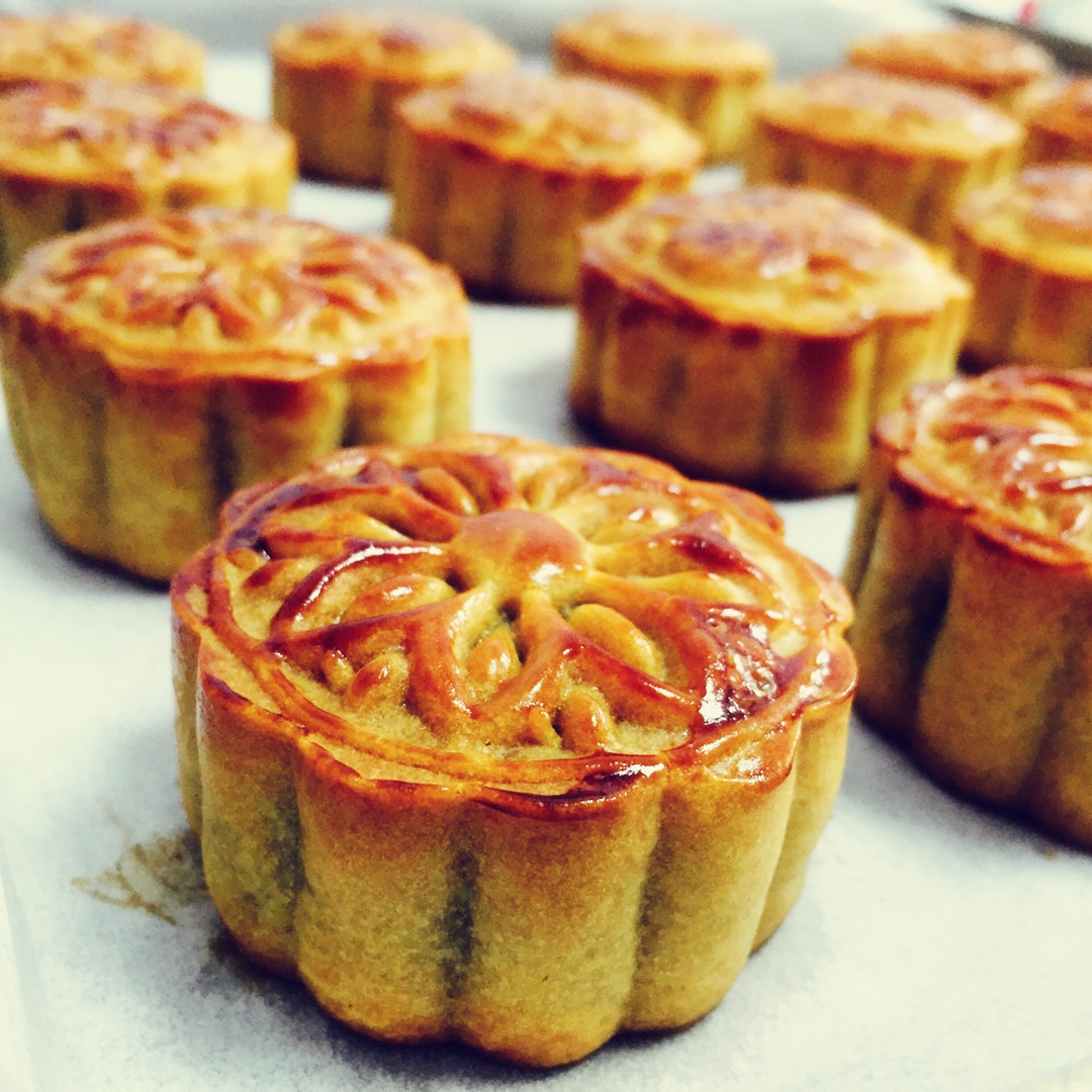 广式蛋黄莲蓉月饼