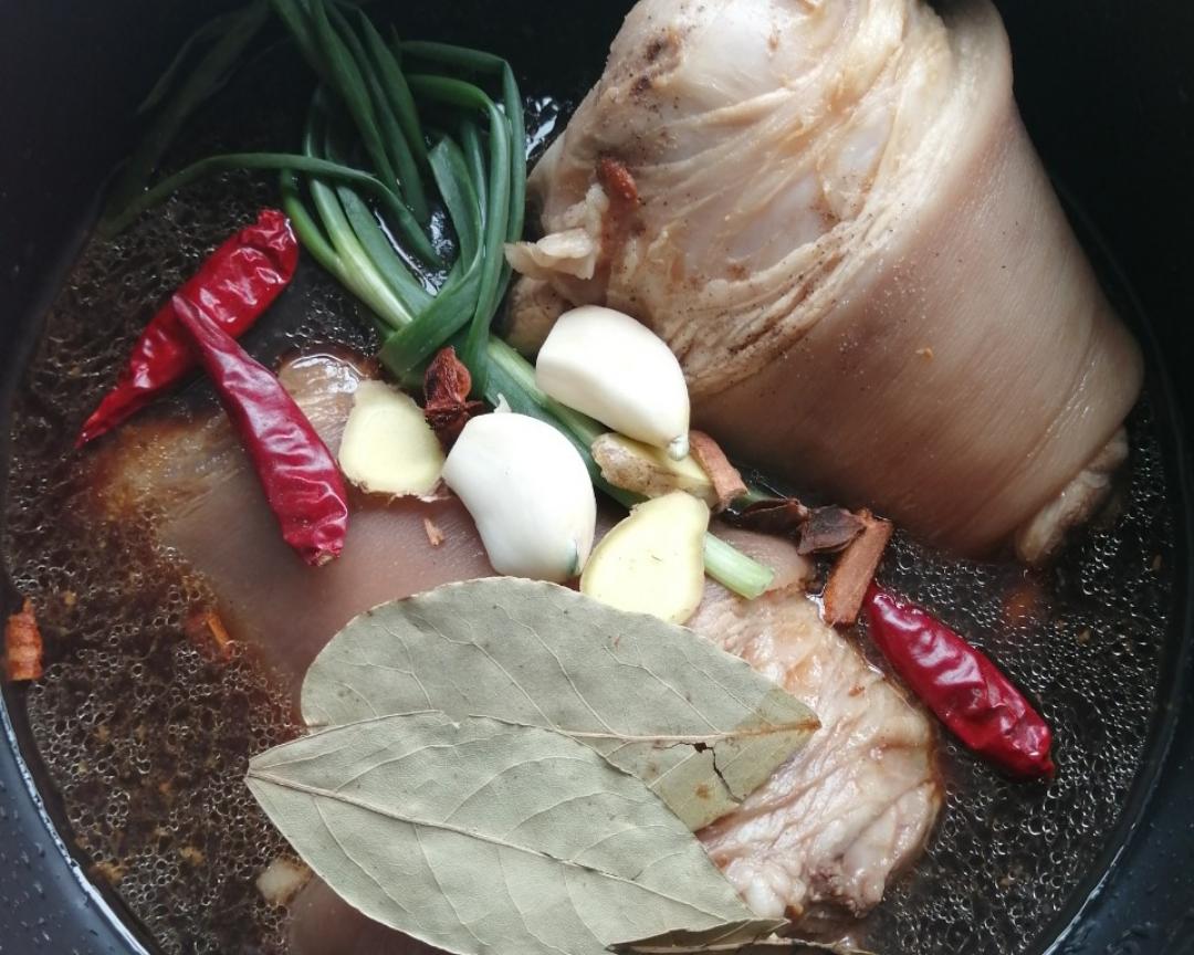 家庭版酱卤猪肘子的做法