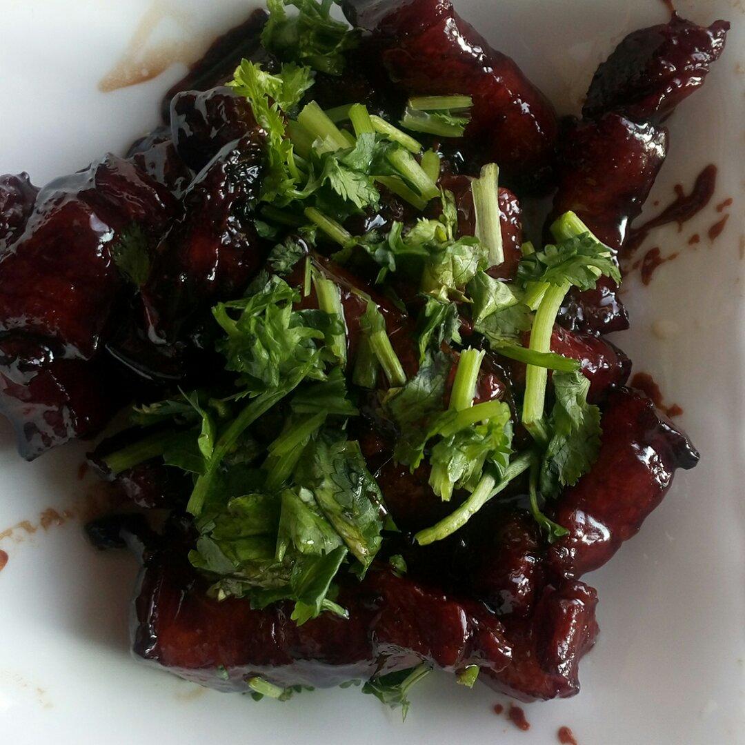 吃着碗里望着锅里的红烧肉