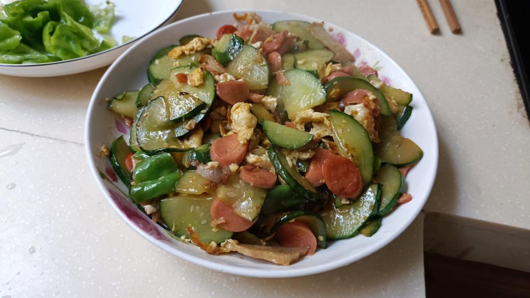 火腿肠鸡蛋腌肉炒黄瓜