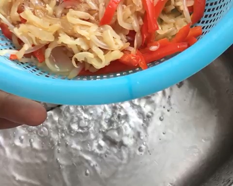 夏季爽口小吃 黄瓜拌海蜇的做法 步骤4