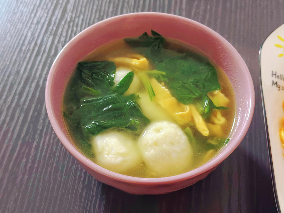 简单易学，清淡好喝～鱼丸鸡蛋菠菜汤