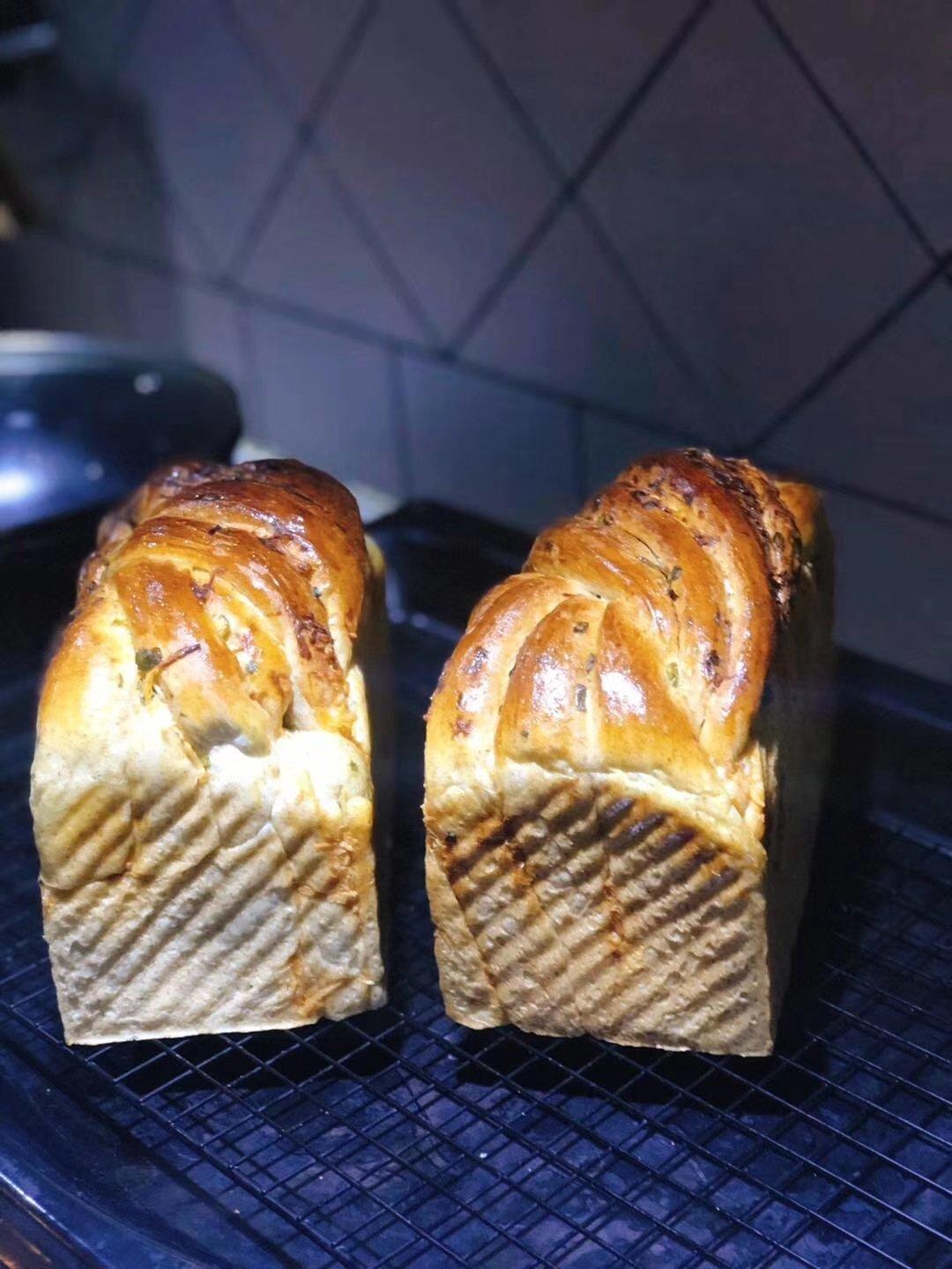 咸蛋黄肉松吐司