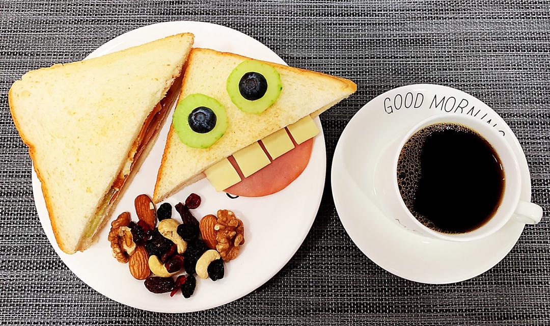 会吐舌头的大牙怪三明治