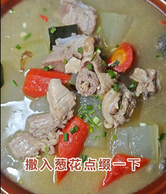 汤鲜肉嫩，营养好喝，冬瓜脆骨鸡汤！