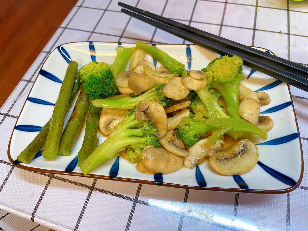 鲜美可口❗️清爽好吃的西兰花炒口蘑，超简单～