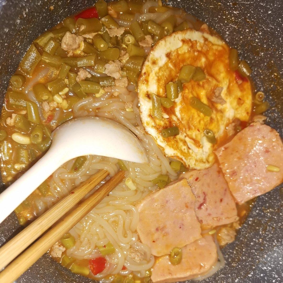 嗦粉爱好者别错过🍜 ｜ 酸豆角肉末米线