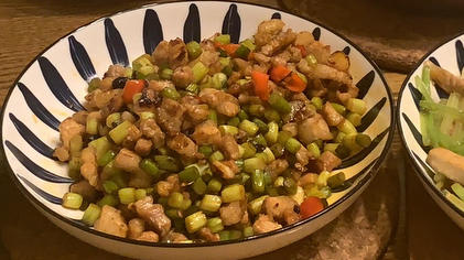 台湾名菜“苍蝇头”~巨下饭又营养的蒜薹炒肉丁