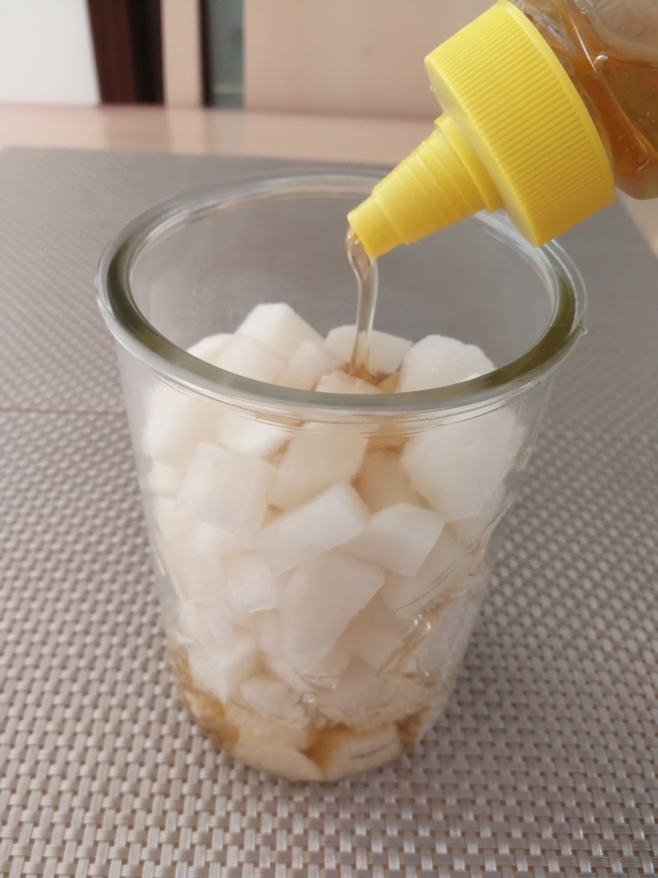 白萝卜蜂蜜汁（此方止咳，对咽炎、咽喉肿痛咽痒有效）的做法 步骤2