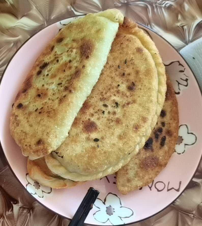 鲜香韭菜盒子（附超详细捏花边视频）