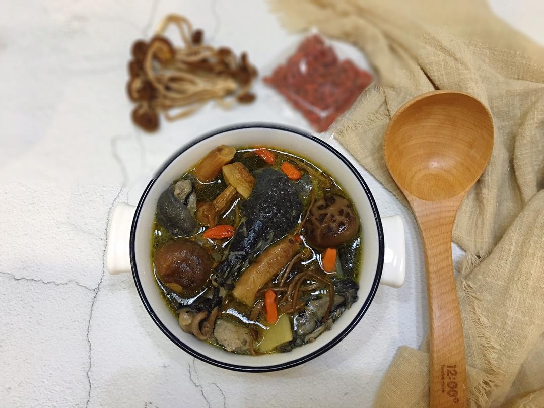 姬松茸茶树菇鸡汤