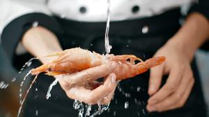 阿根廷红虾的另一种吃法，酸甜多汁的青芒柠檬虾，好吃又方便。的做法 步骤1