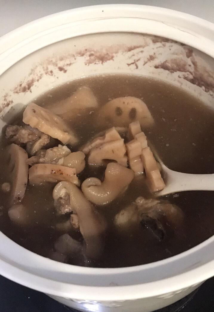 莲藕花生猪蹄汤