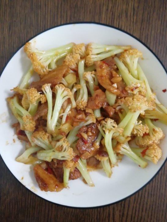 在家做简单的下饭菜，五花肉先煮一煮，炒出来不油不腻