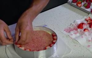 Fraisier Strawberry Cake 法式芙蕾杰草莓蛋糕的做法 步骤21