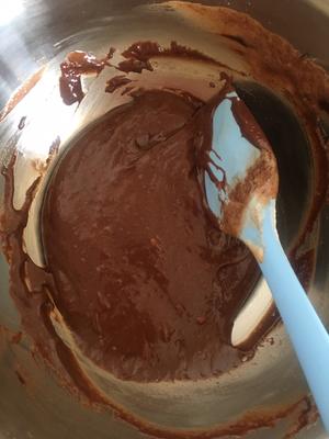 简单又高级的巧克力熔岩蛋糕的做法 步骤7