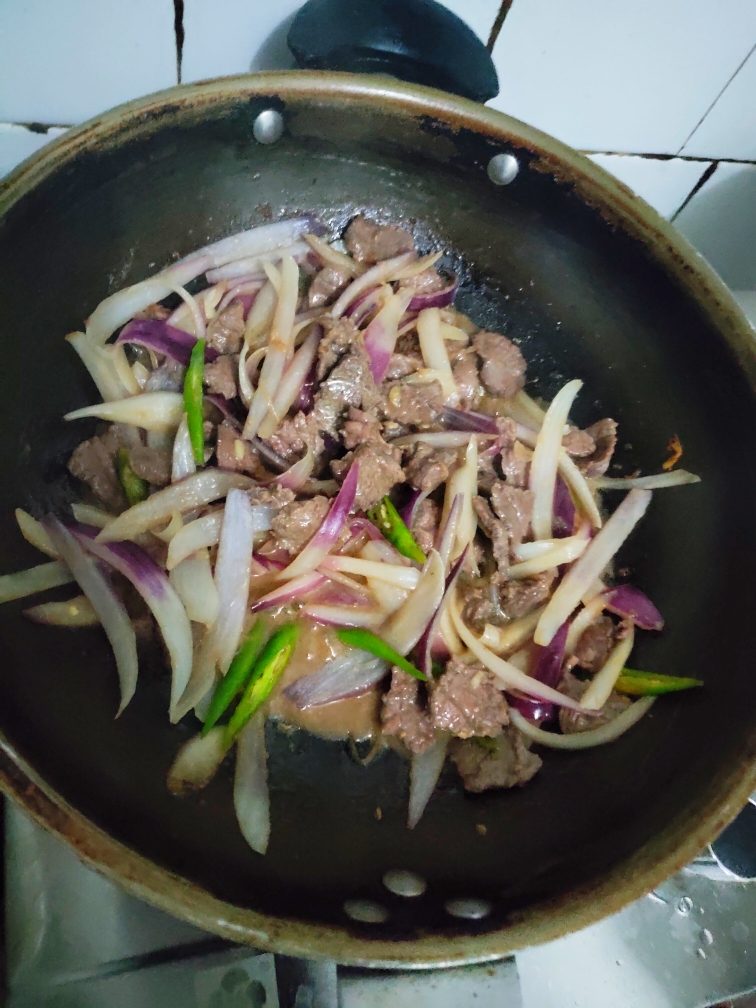 快手菜超简单-洋葱炒牛肉的做法 步骤3
