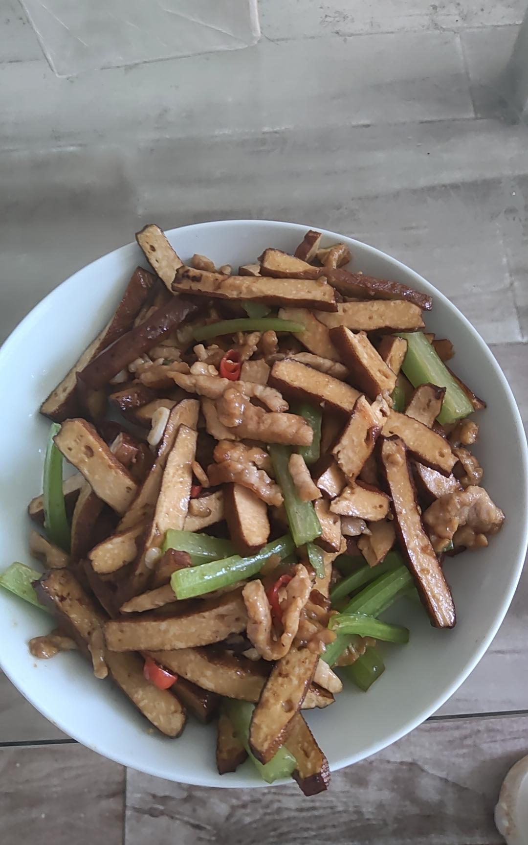 芹菜豆干炒肉丝
