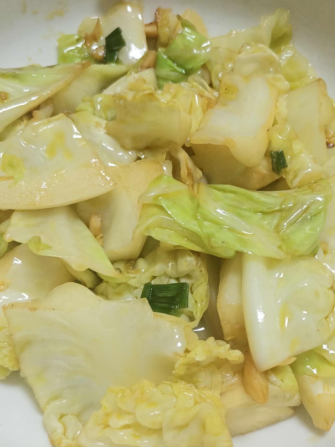 包菜这样炒才下饭，又香又好吃，次次做都光盘