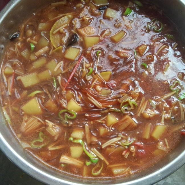 番茄土豆金针菇粉条汤的做法