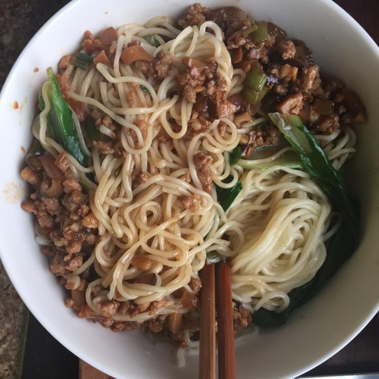 香菇肉丁炸酱面的做法