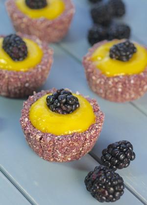 Blackberry Cupcakes with Mango Filling的做法 步骤2