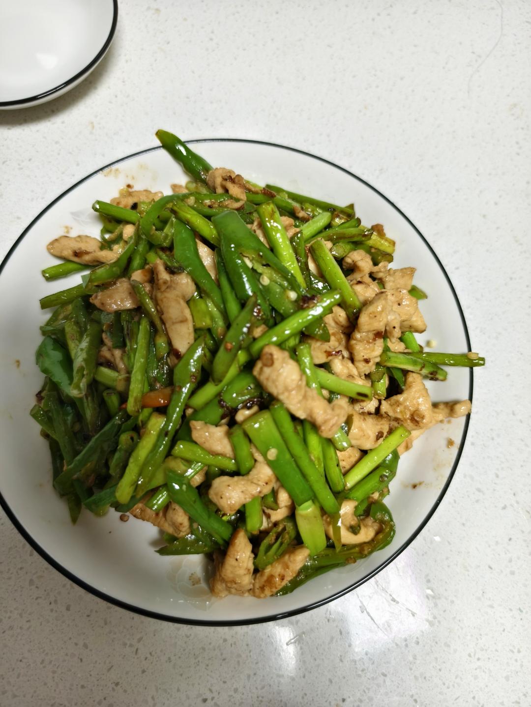 蒜苔炒鸡胸肉的做法