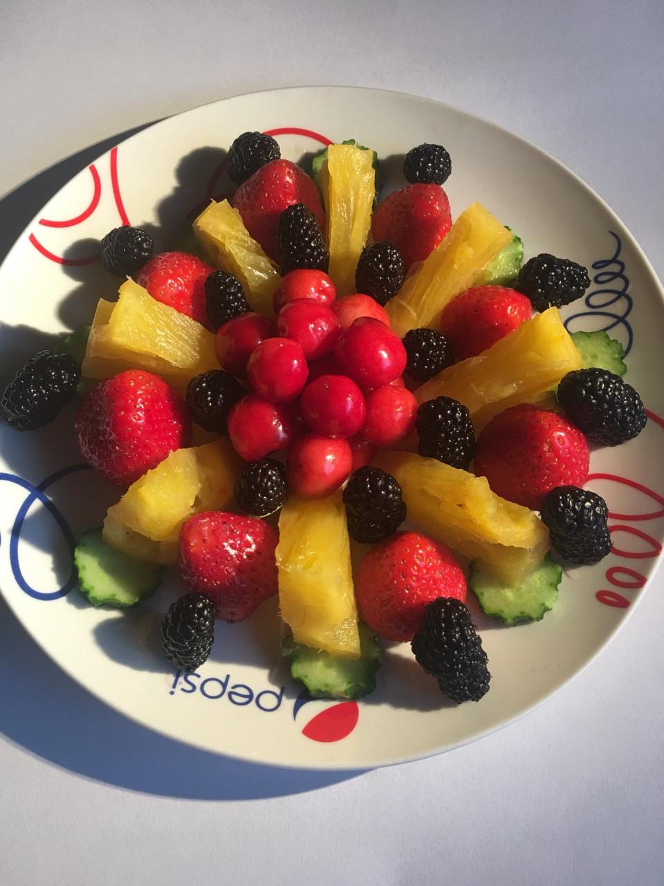 嘟宝贝妈妈做的彩虹水果拼盘