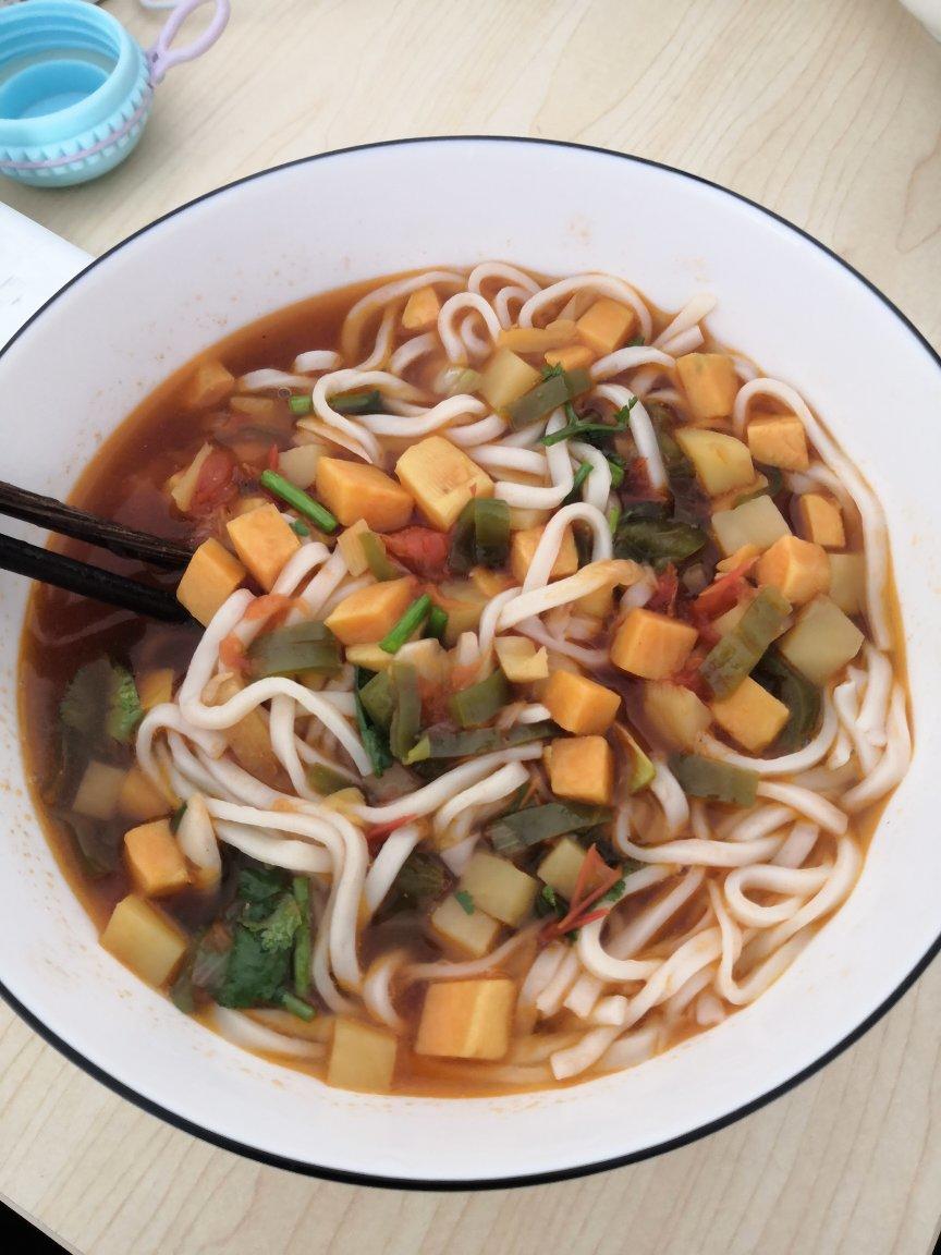 酸酸辣辣素臊子面