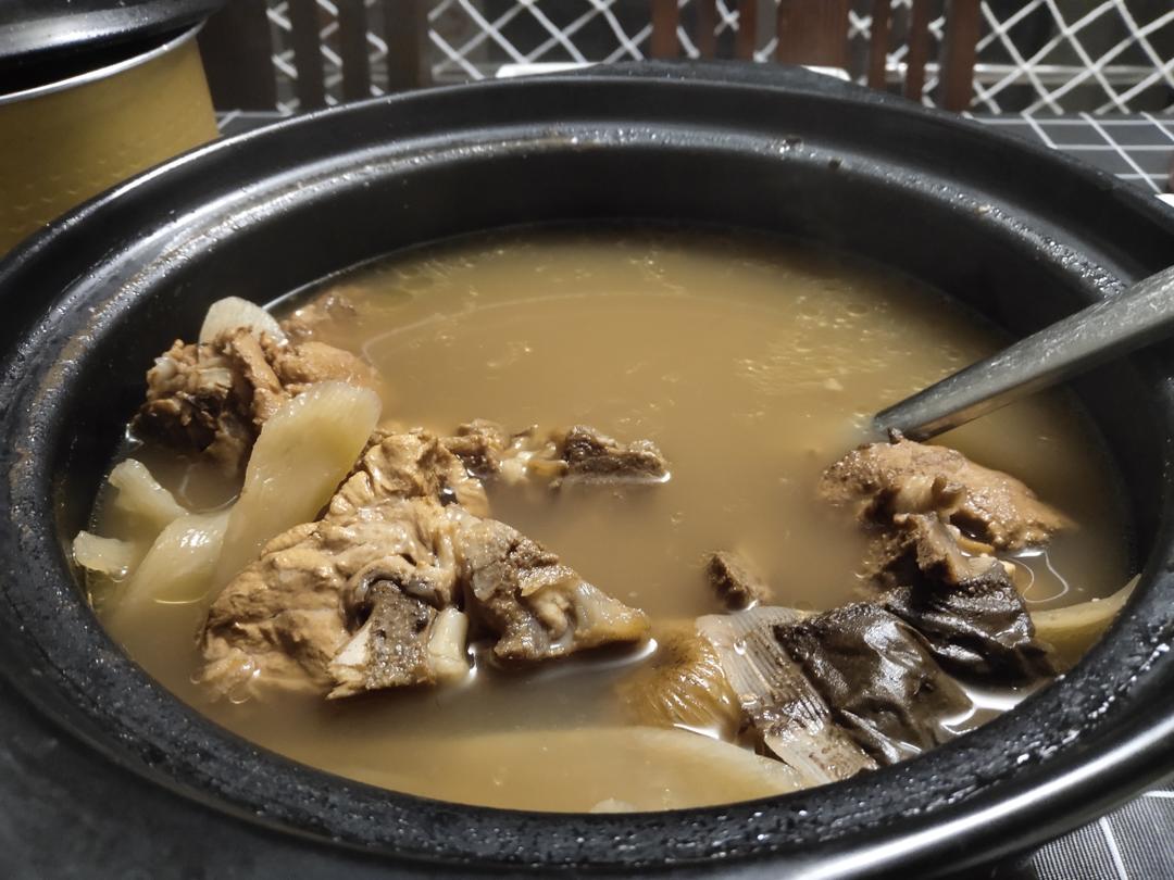 溪黄草土茯苓煲猪骨祛湿解毒汤