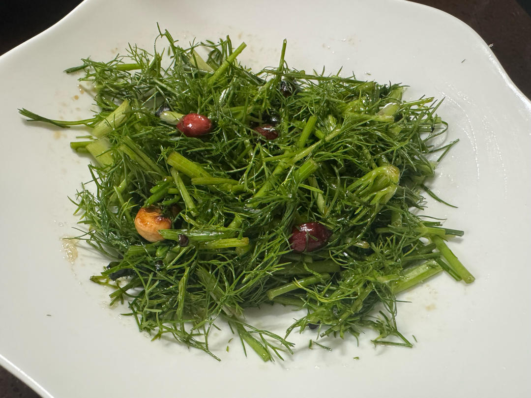 生拌茴香，调味料不用太多，保持天然纯香，特别下饭，对女人友好