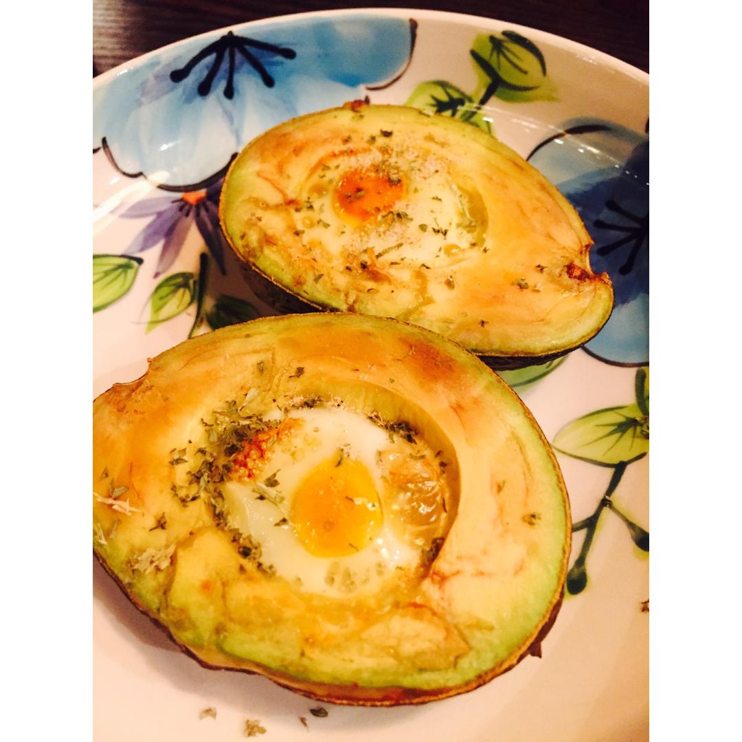 牛油果烤鸡蛋
