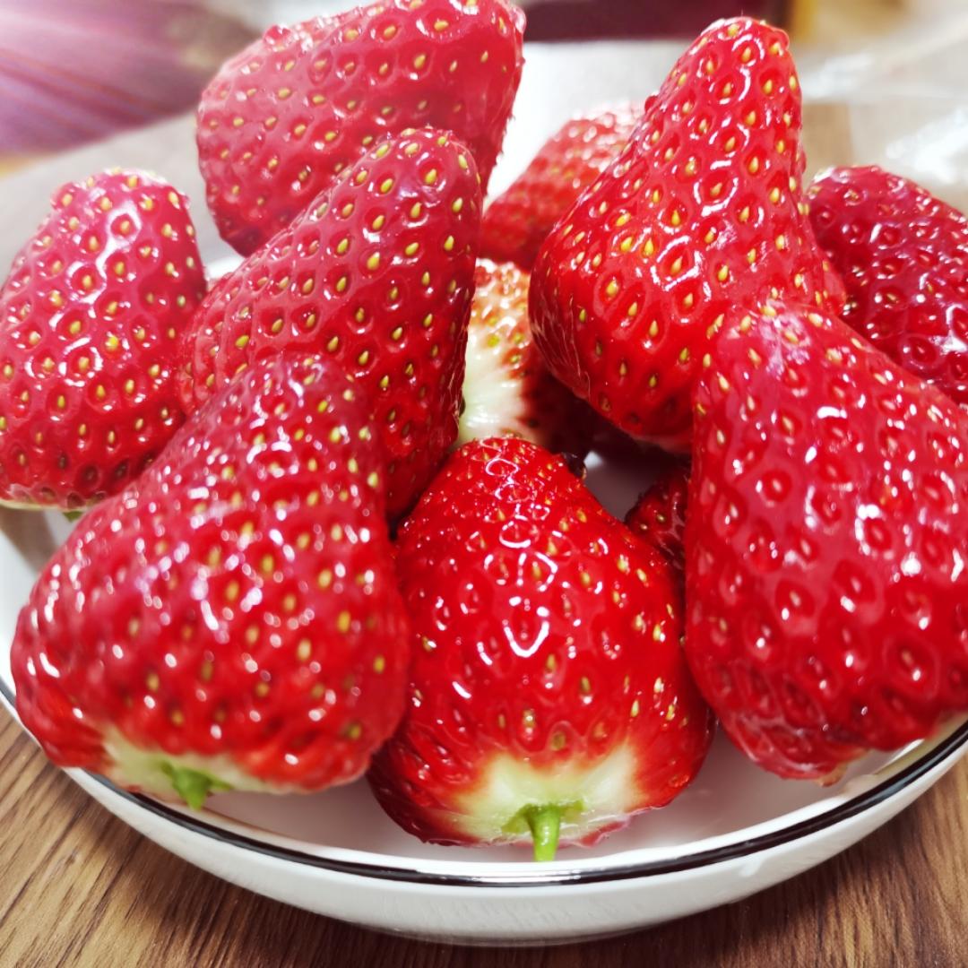 一盘子草莓