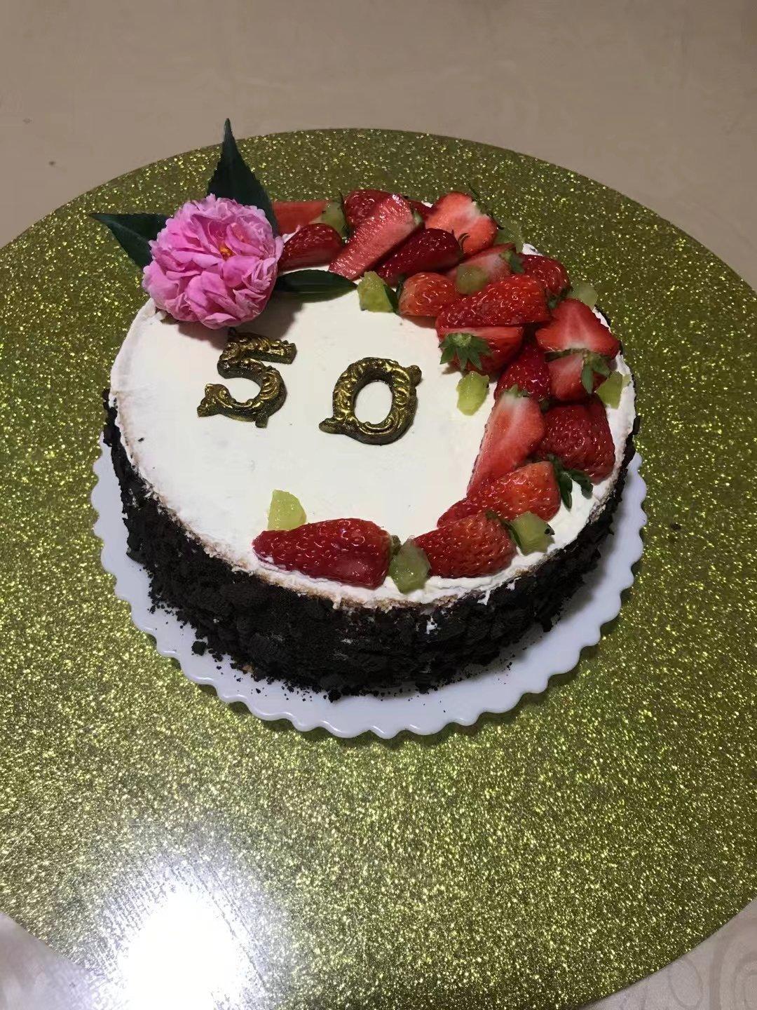 8寸戚风草莓蛋糕