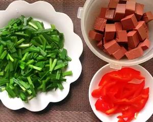 减脂快手菜—韭菜炒鸭血的做法 步骤1