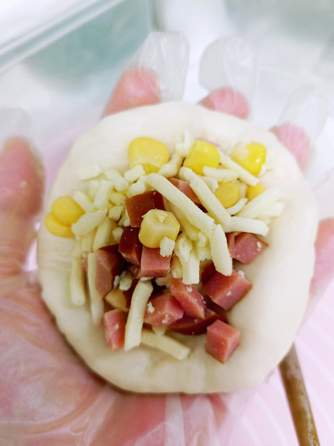 爆浆火腿芝士面包，云朵般的柔软，內馅丰富，特别有满足感